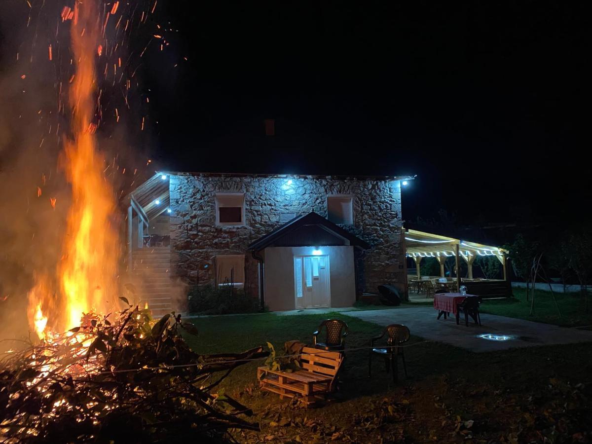 The Blue Eye Bed & Breakfast Vuthaj Dış mekan fotoğraf